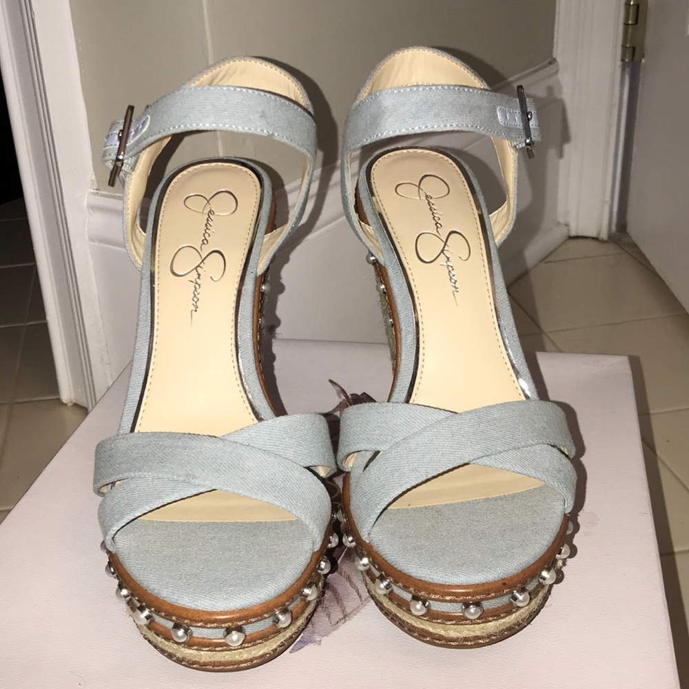 NEW NEVER WORN HEELS size 9 - Picture 2 of 5